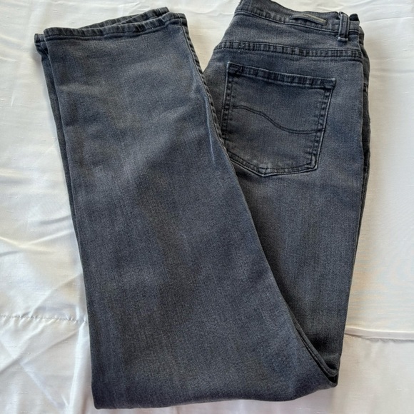 LEE women jean pants relaxed fit size 10 medium. Gently used excellent condition - Picture 1 of 7
